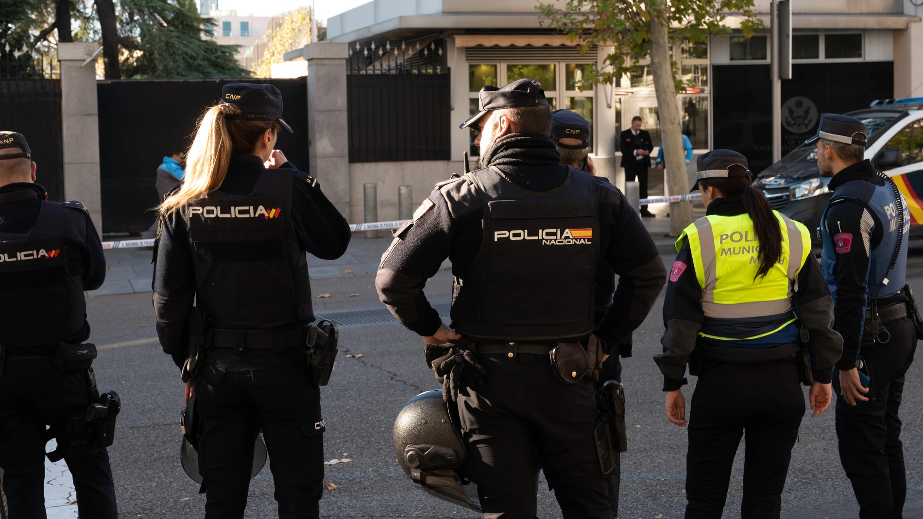 Efectivos de la Policía Nacional en las inmediaciones de la embajada de Estados Unidos en Madrid en una imagen de archivo.