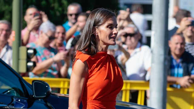 La Reina Letizia con vestido de Zara en Tenerife.