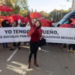 Una mujer encabeza hoy una concentración contra la abolición de la prostitución ante el Congreso de los Diputados