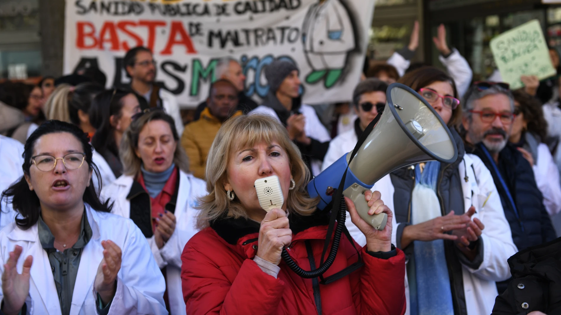 Varios manifestantes exigen la mejora de la Atención Primaria en la Sanidad Pública, frente a la Asamblea de Madrid