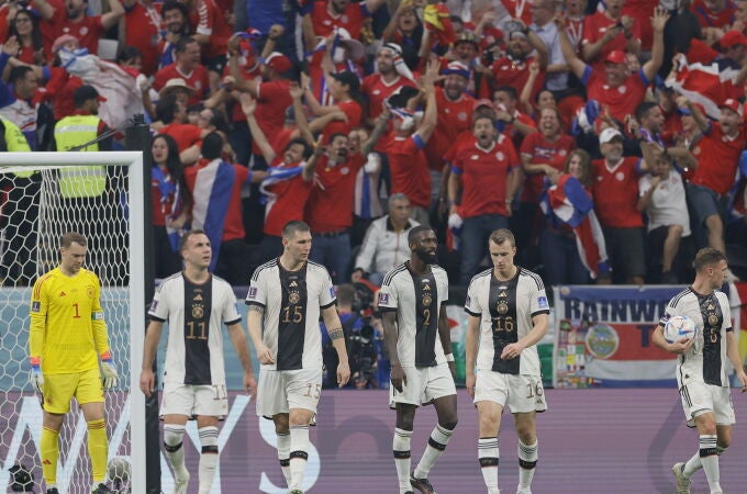 Los jugadores de Alemania se lamentan tras uno de los goles encajados por Alemania en el partido contra Costa Rica