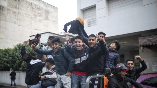 Niños marroquíes celebran en Rabat la victoria ante Canadá que supuso el liderato del Grupo F