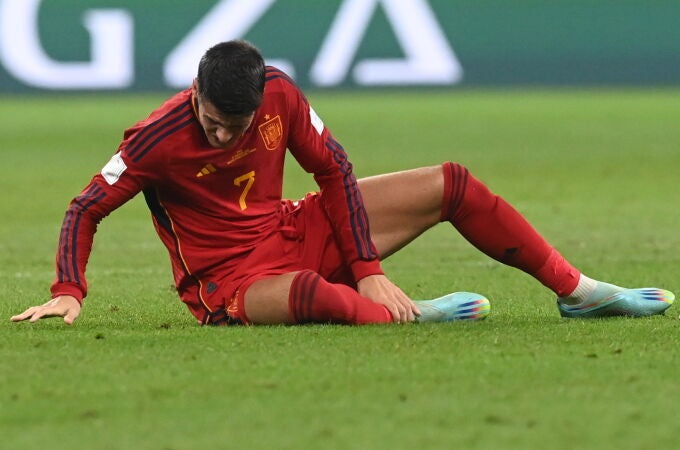 Álvaro Morata se duele por la entrada de un jugador japonés