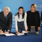 La consejera de Empresa, Empleo, Universidades y Portavocía, Valle Miguélez, y el presidente de la Federación Mundial de Trade Points, Bruno Masier, durante la firma de la 'Declaración de Cartagena'
