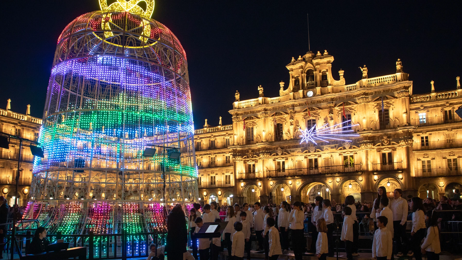 Tradicional encendido del alumbrado navideño con la participación de los coros municipales en Salamanca