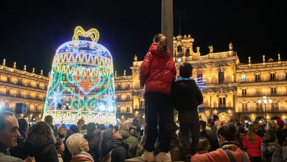 Tradicional encendido del alumbrado navideño con la participación de los coros municipales en Salamanca