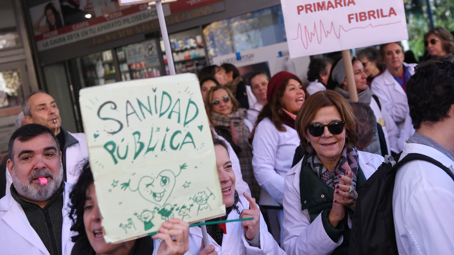 Varios manifestantes exigen la mejora de la Atención Primaria en la Sanidad Pública, frente a la Asamblea de Madrid