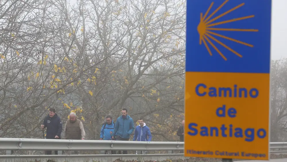 El presidente de la Junta de Castilla y León, Alfonso Fernández Mañueco, realiza el tramo del Camino de Santiago entre Cacabelos y Villafranca del Bierzo