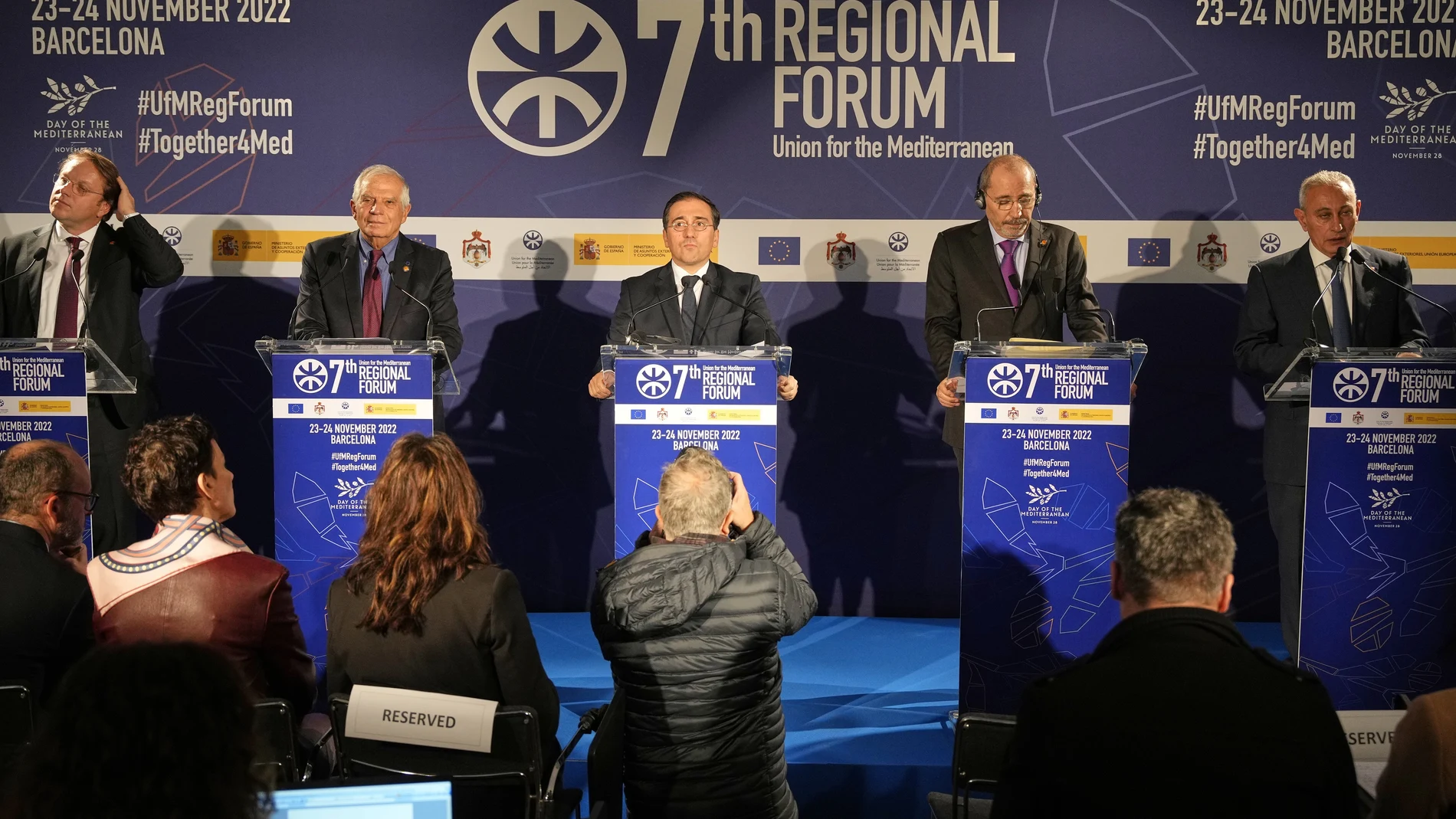 El comisario europeo de Política Exterior, Josep Borrell, y el ministro de Asuntos Exteriores, José Manuel Albares, en el foro de la UpM