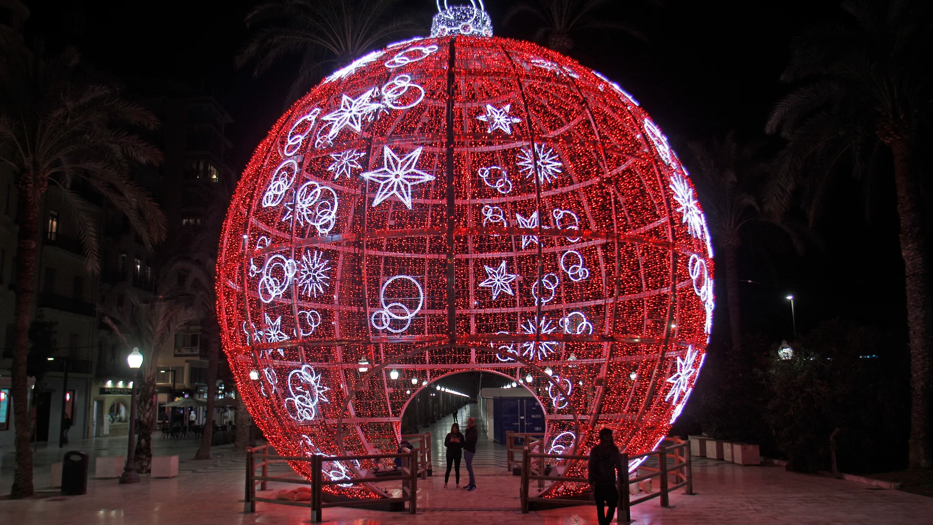 Las capitales de la Comunitat Valenciana (en la imagen, Alicante) apuestan por la eficiencia energética y el ahorro en la iluminación navideña de este año con horarios limitados de encendido y tecnología led, y por novedades como proyectores de vídeo o una bola gigante transitable.
