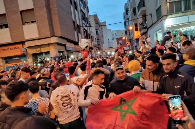 Cientos de aficionados celebran en las calles de El Ejido el pase de Marruecos a octavos