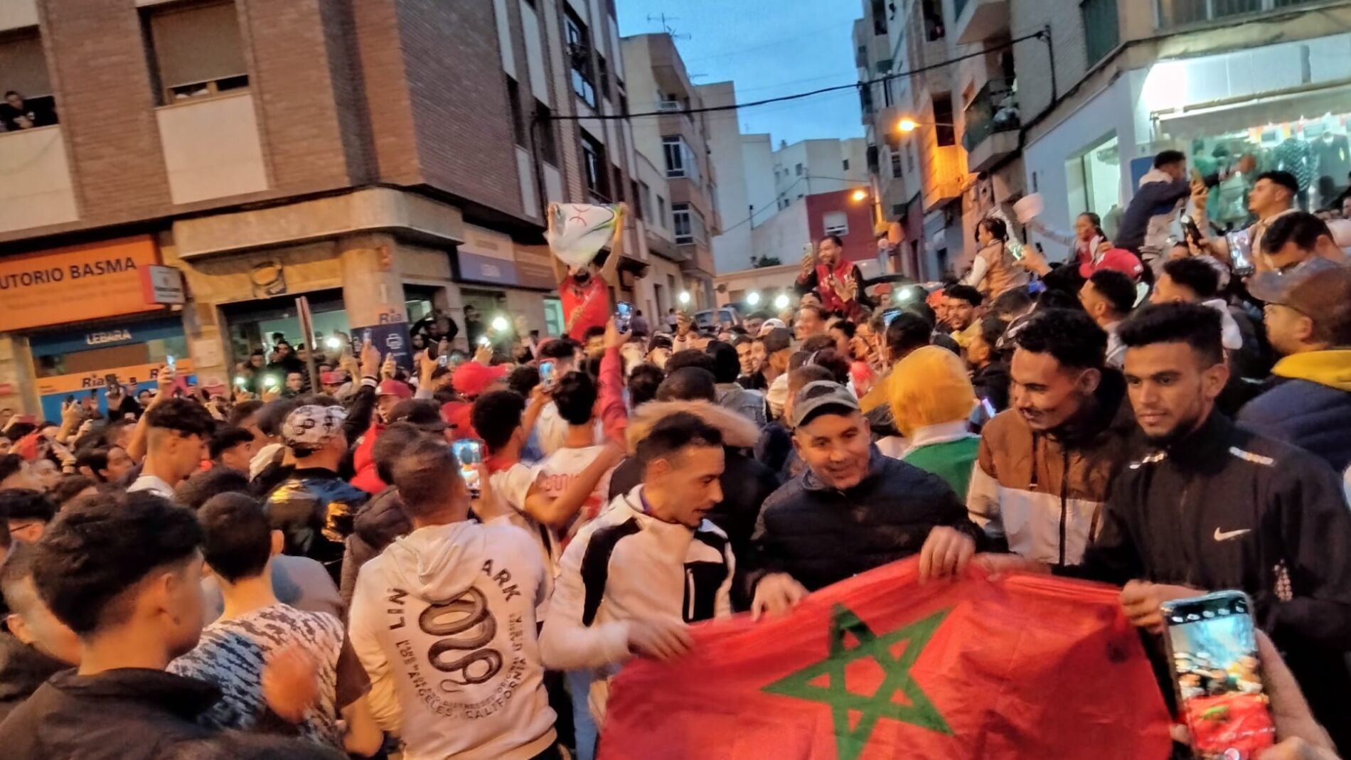 Cientos de aficionados celebran en las calles de El Ejido el pase de ...