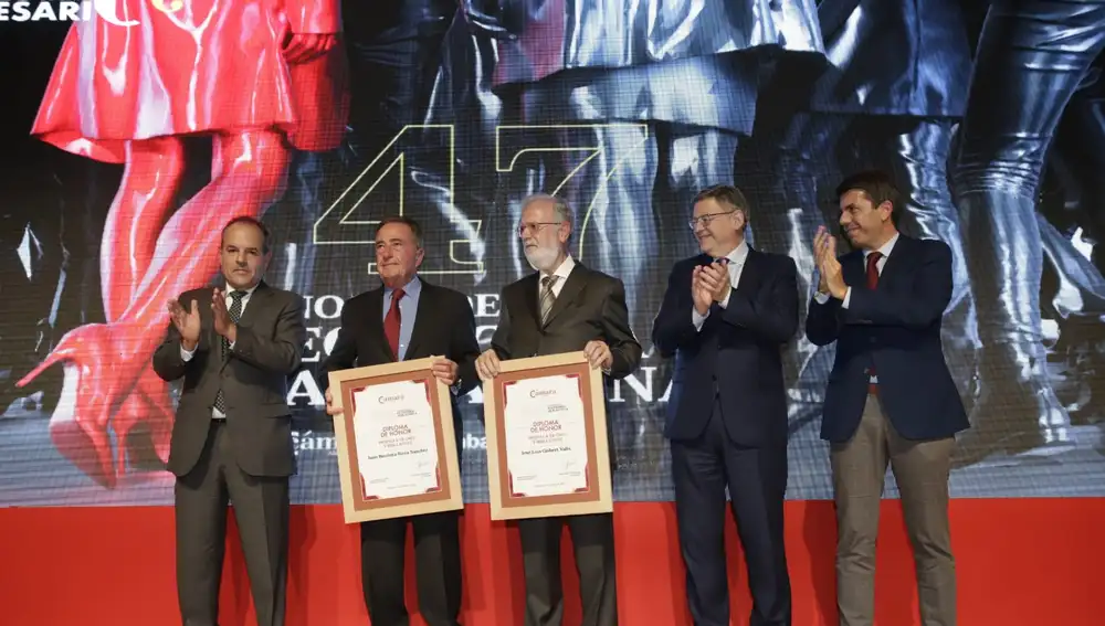 El presidente de la Generalitat, Ximo Puig, y el de la Diputación de Alicante, Carlos Mazón, tras entregar los Diplomas de Honor