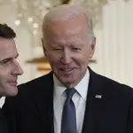 El presidente Joe Biden habla junto a su homólogo francés, Emmanuel Macron, en la Casa Blanca