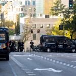 Agentes de Policía en la Embajada de EEUU en Madrid donde se ha recibido un paquete bomba, a 1 de diciembre de 2022, en Madrid (España)