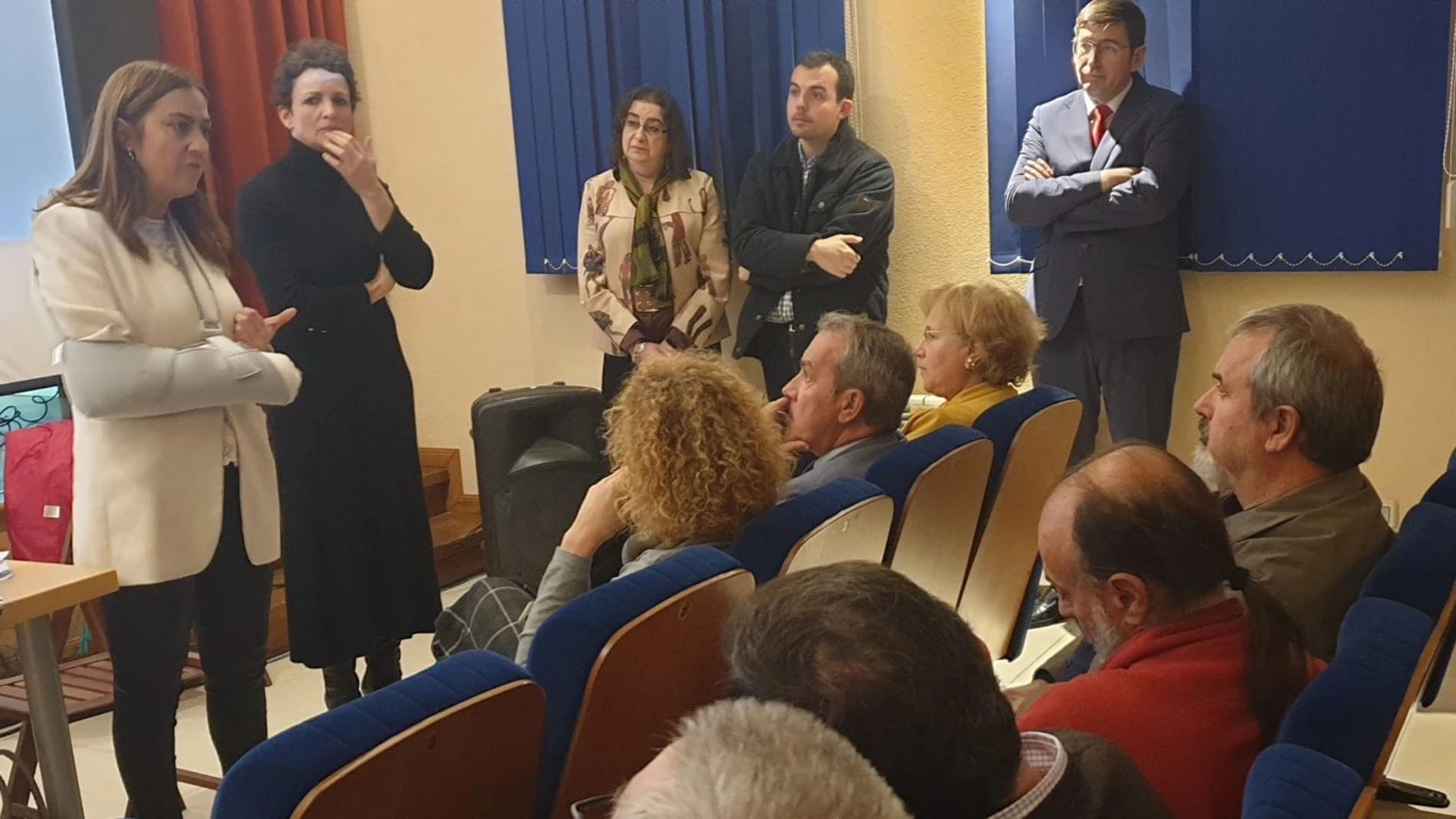 La delegada del Gobierno en Castilla y León, Virginia Barcones, explica el proyecto en Ayllón