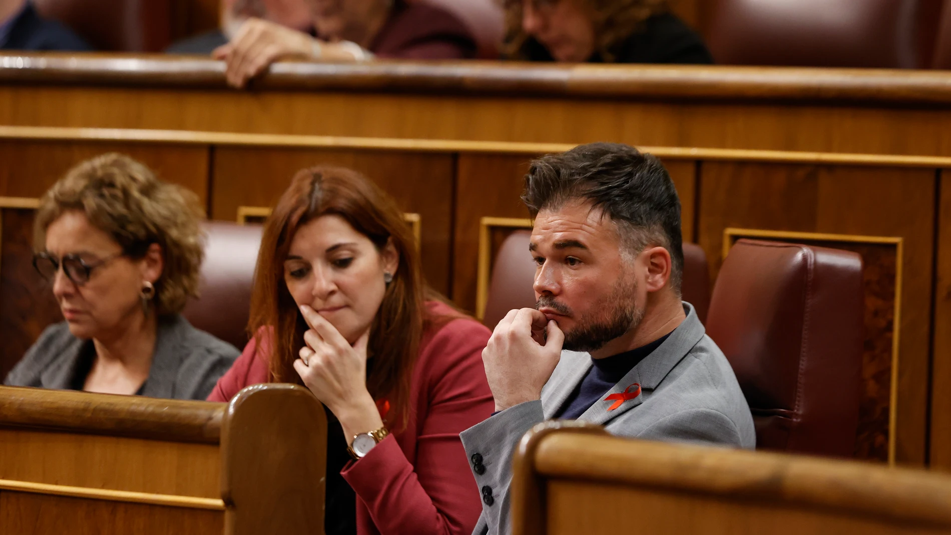MADRID, 01/12/2022.- El portavoz de ERC ene l Congreso Gabriel Rufián (d) y la diputada de ERC Carolina Telechea (2d) durante el pleno celebrado este jueves, en el Congreso de los Diputados en Madrid. EFE/ Javier Lizon