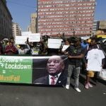 Miembros del Congreso Nacional Africano se reúnen en Johannesburgo para exigir la dimisión de Cyril Ramaphosa.