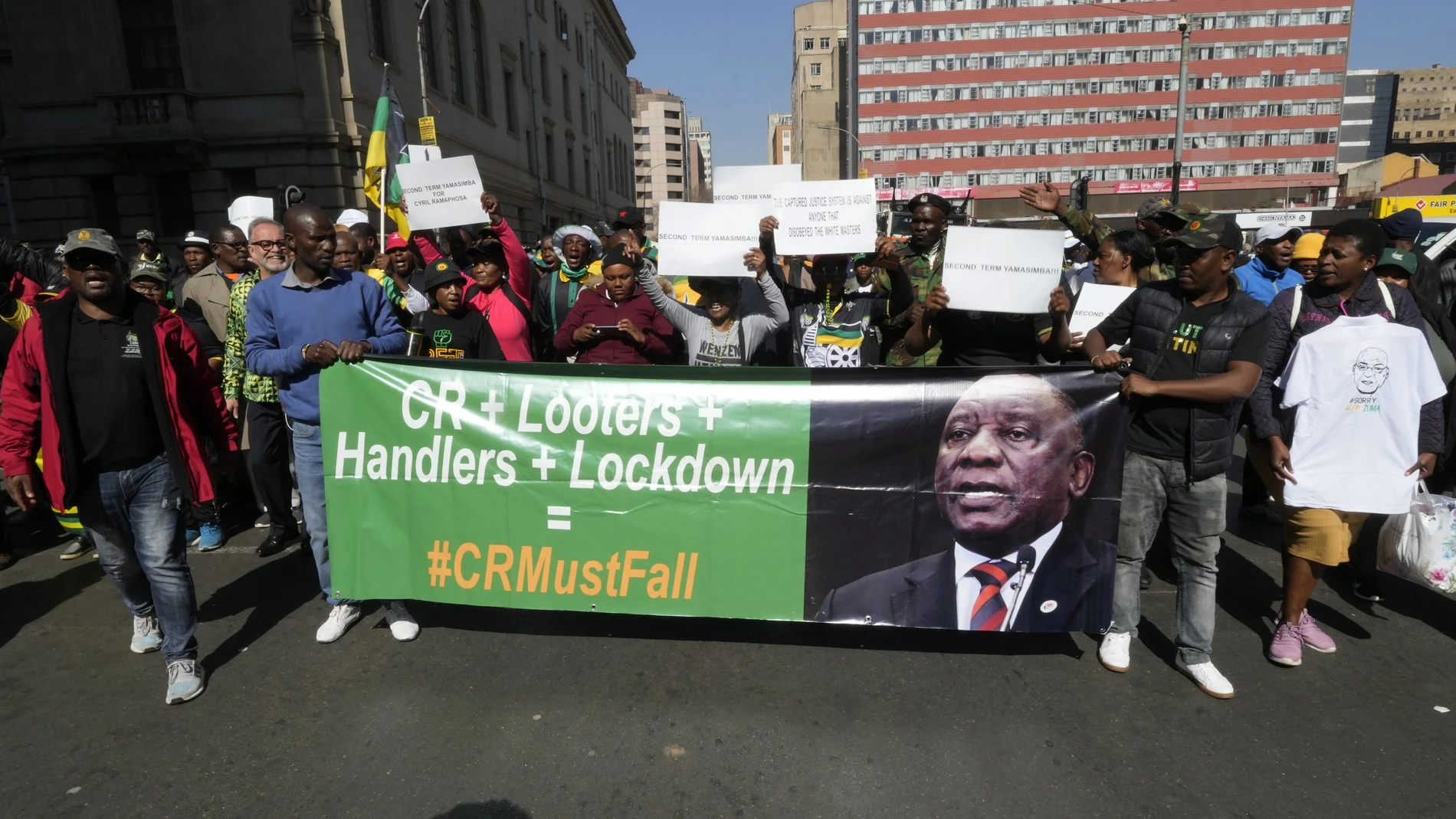 Miembros del Congreso Nacional Africano se reúnen en Johannesburgo para exigir la dimisión de Cyril Ramaphosa.