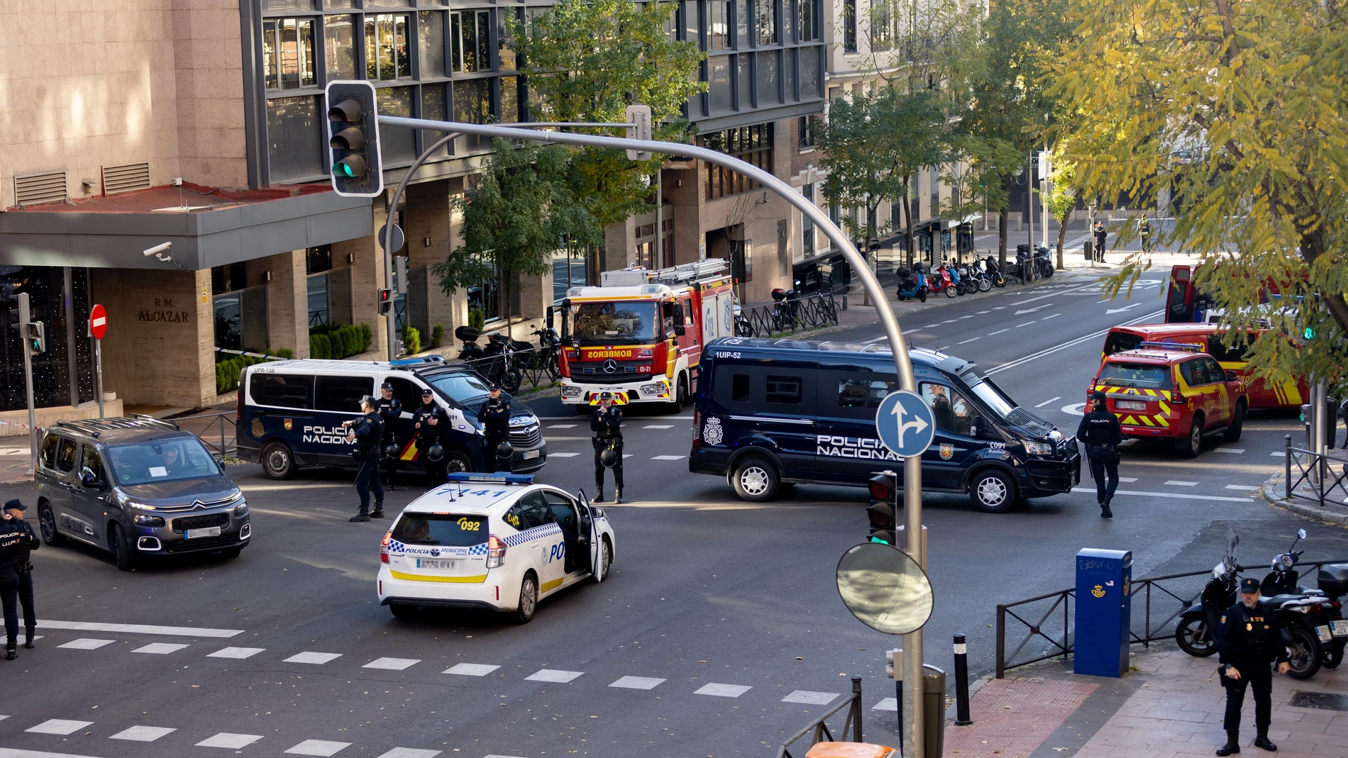 Vista general de un dispositivo policial en las inmediaciones de la Embajada de EEUU en Madrid donde se ha recibido un paquete bomba, a 1 de diciembre de 2022, en Madrid (España)