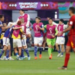 Los jugadores de Japón celebran su pase a octavos y su triunfo ante España