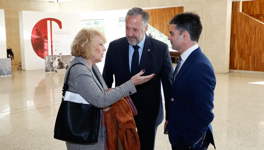 Carlos Pollán y Juan Zapatero saludan a una de las participantes en el Congreso