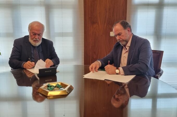 Los presidentes de la DOP Condado de Huelva y Fundación Caja Rural del Sur en la firma del convenio