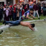 Hinchas marroquíes se bañan en una fuente después de la clasificación para octavos de final