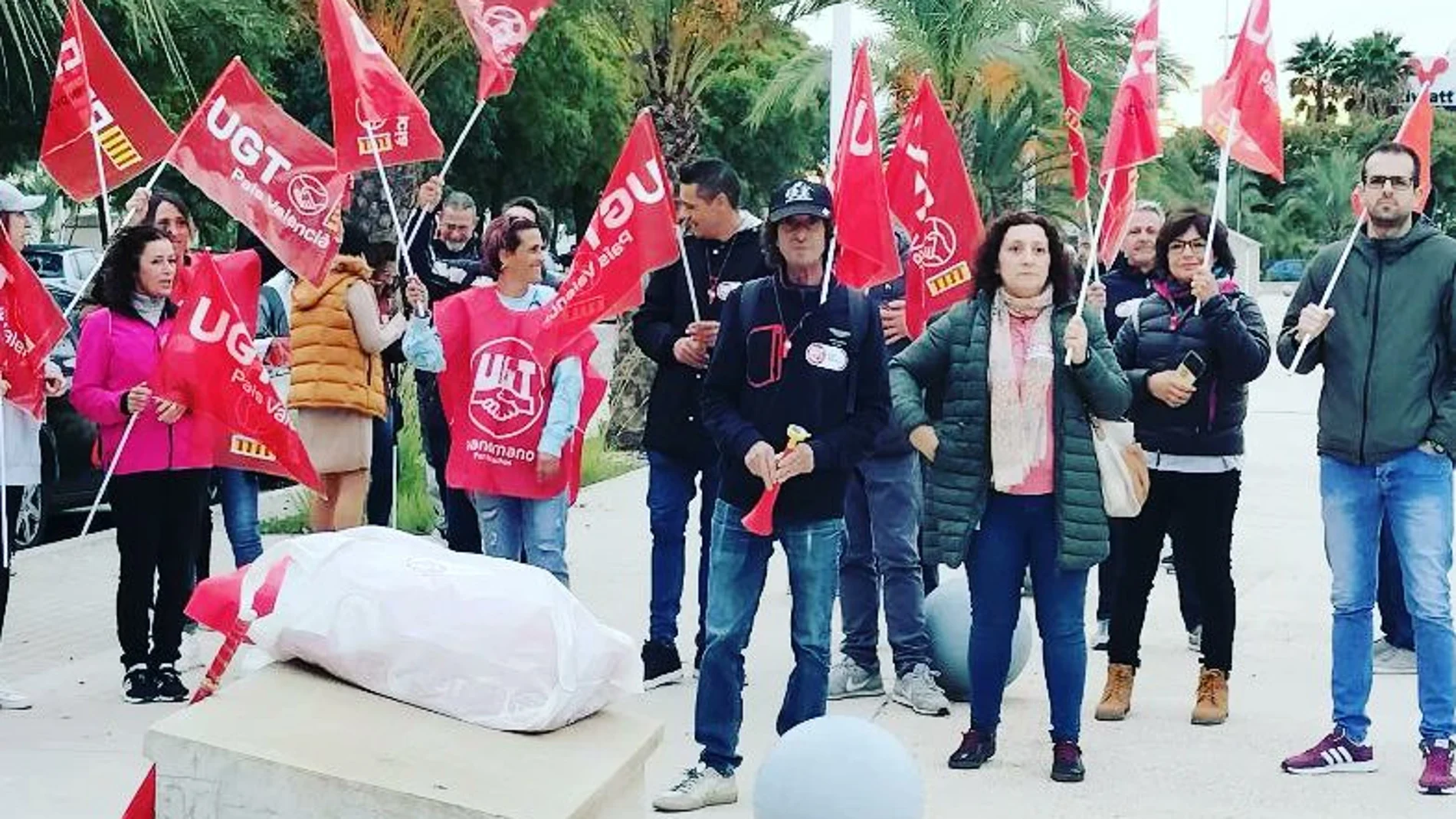 Trabajadores del sector calzado se han unido a la huelga esta mañana