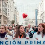 Médicos de Atención Primaria y pediatras recorren el centro de Madrid por mejoras en sus condiciones laborales