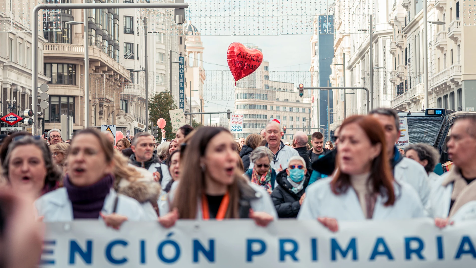Médicos de Atención Primaria y pediatras recorren el centro de Madrid por mejoras en sus condiciones laborales