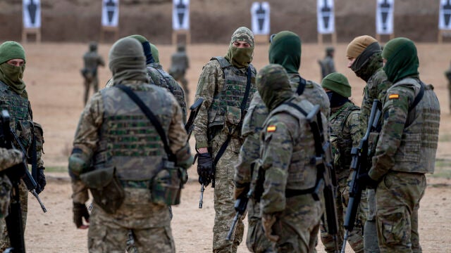 Militares españoles y ucranianos durante un entrenamiento de tiro