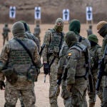 Militares españoles y ucranianos durante un entrenamiento de tiro