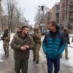 Bear Grills compartió en su Twitter imágenes de su visita a Kyiv
