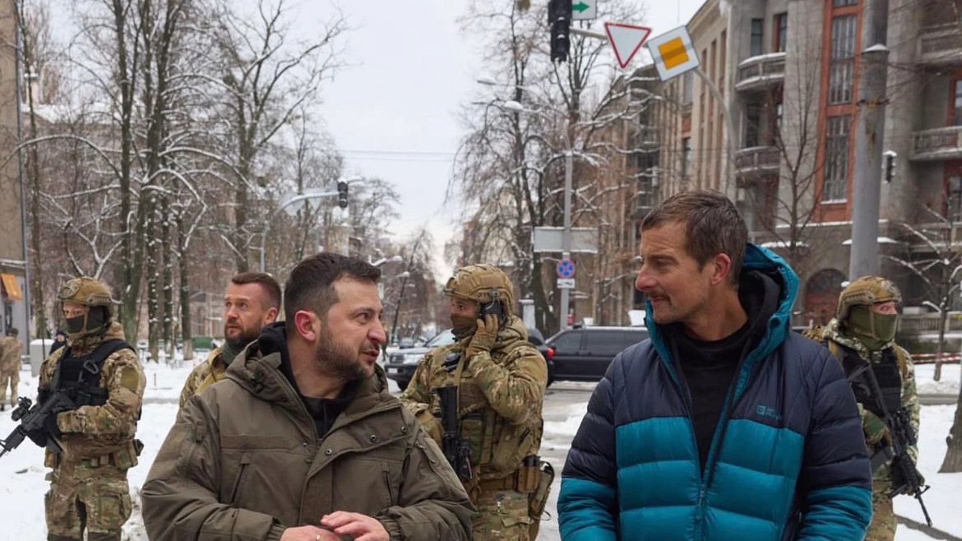 Bear Grills compartió en su Twitter imágenes de su visita a Kyiv