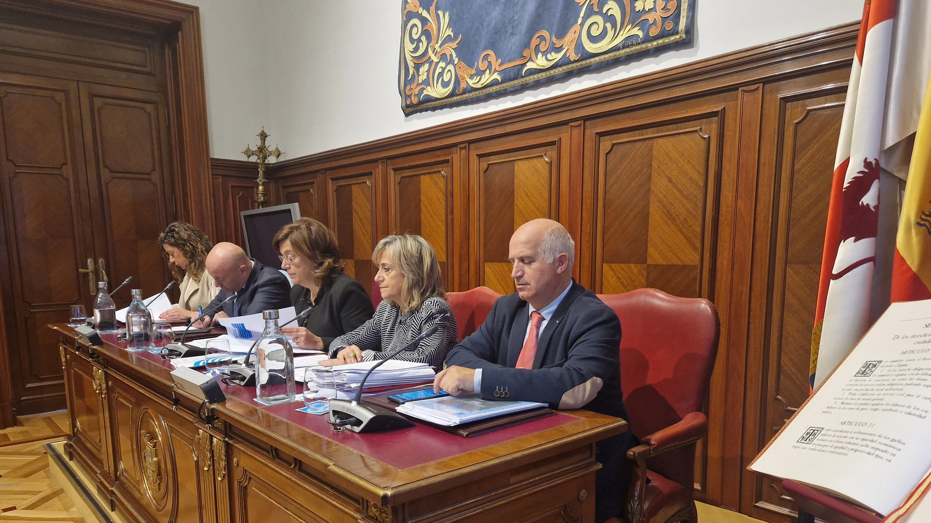 Ángeles Armisén preside el pleno extraordinario de la Diputación de Palencia