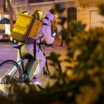 "Rider" de Glovo con su bicicleta en Madrid