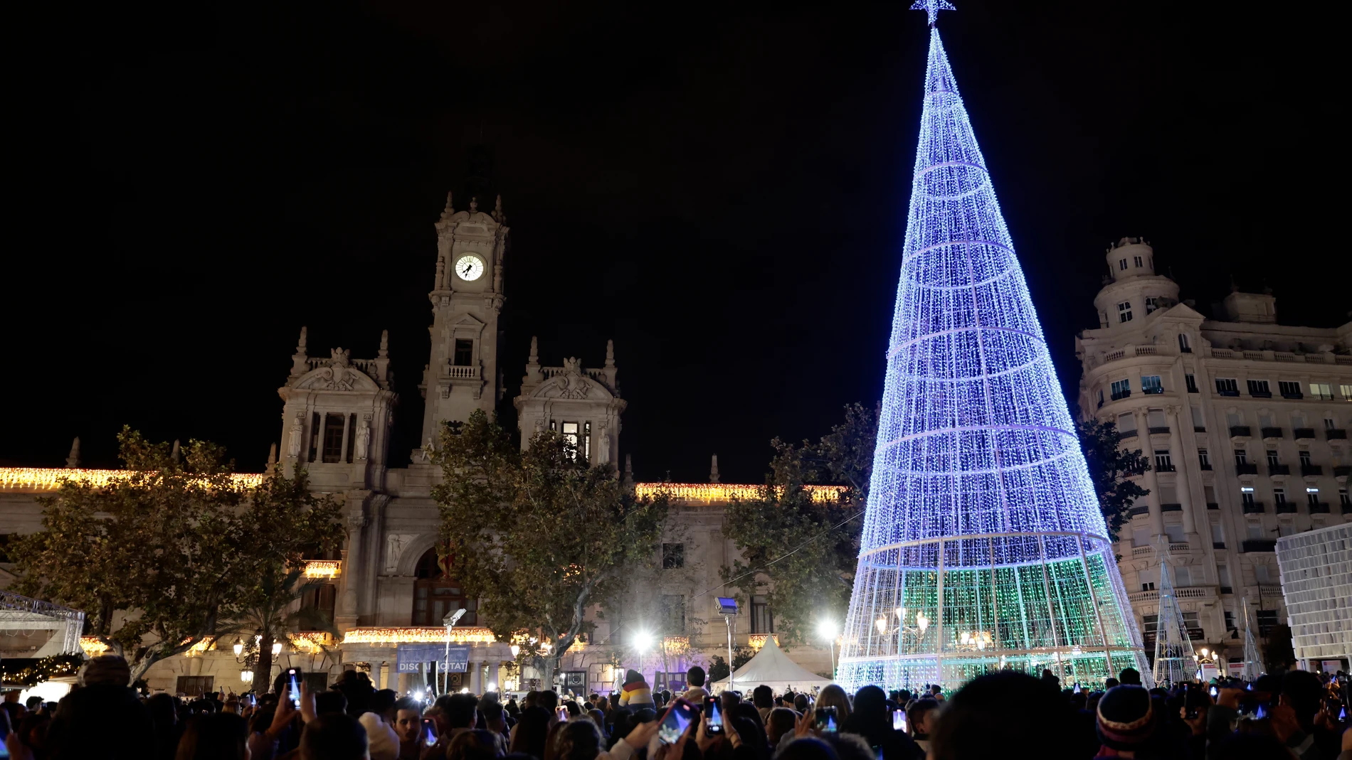 Árbol de Navidad en la plaza del Ayuntamiento de Valencia