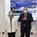 El consejero de Sanidad, Alejandro Vázquez Ramos, firma la orden para convertir el Hospital de Soria en Hospital Universitario