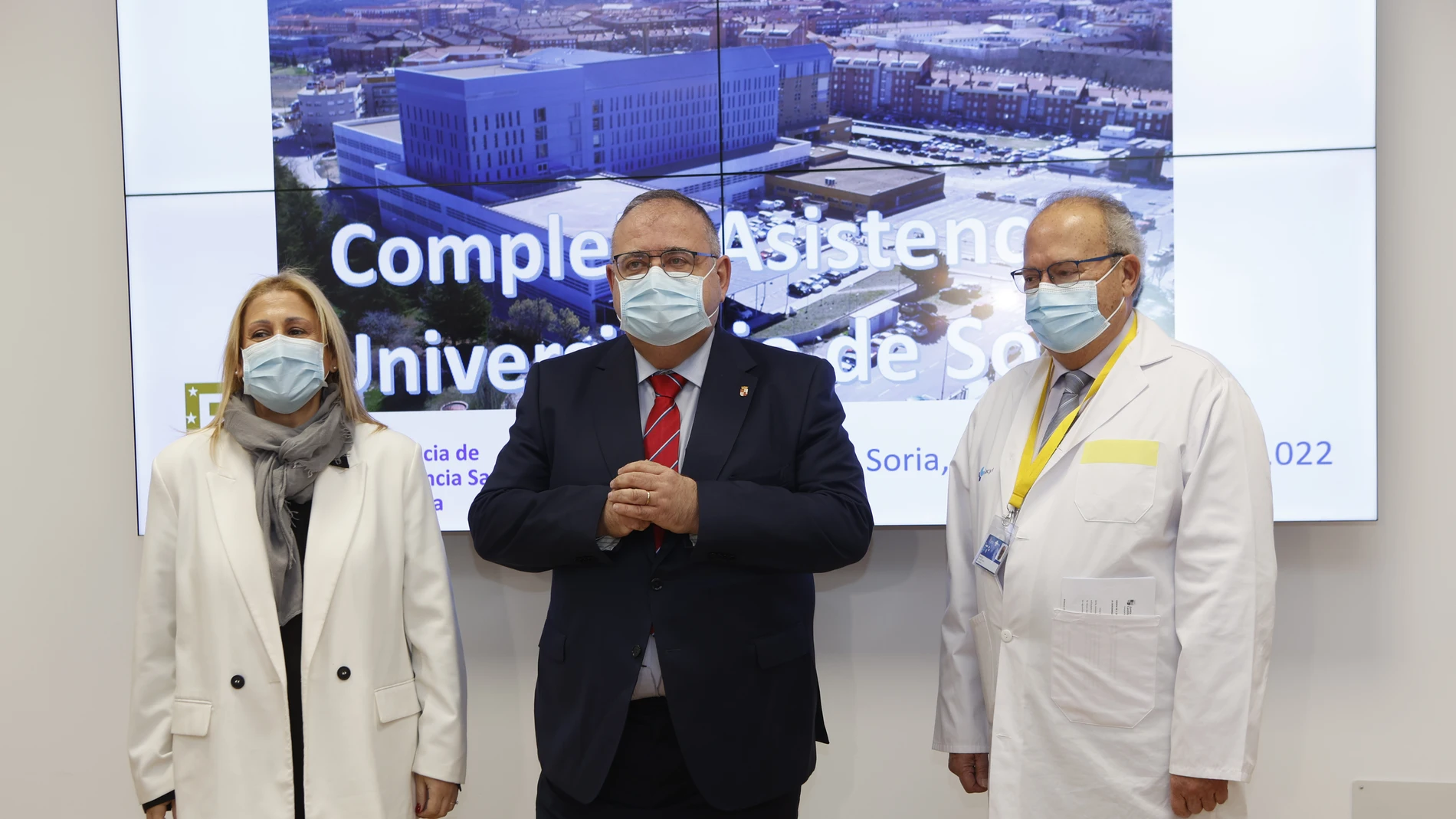 El consejero de Sanidad, Alejandro Vázquez Ramos, firma la orden para convertir el Hospital de Soria en Hospital Universitario