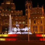 La fuente de la Cibeles, iluminada con los colores de la bandera española