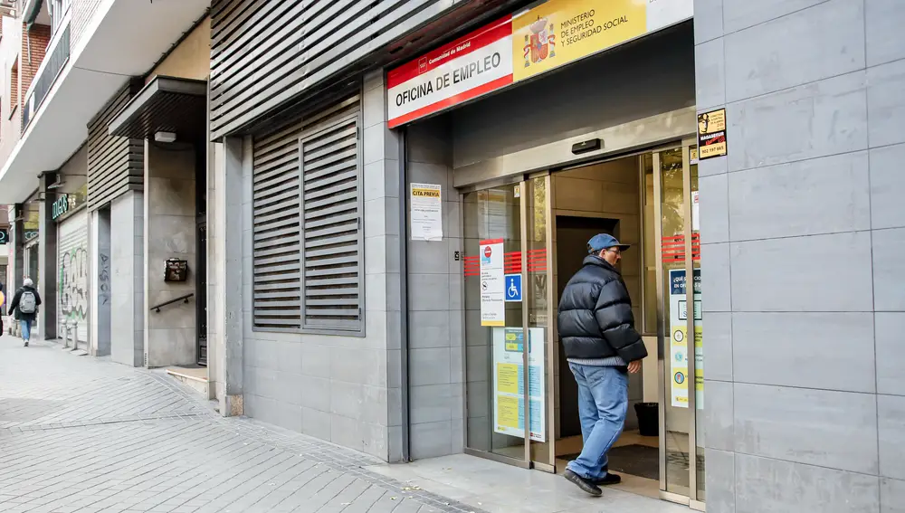 Una persona entra a una oficina del SEPE en Madrid