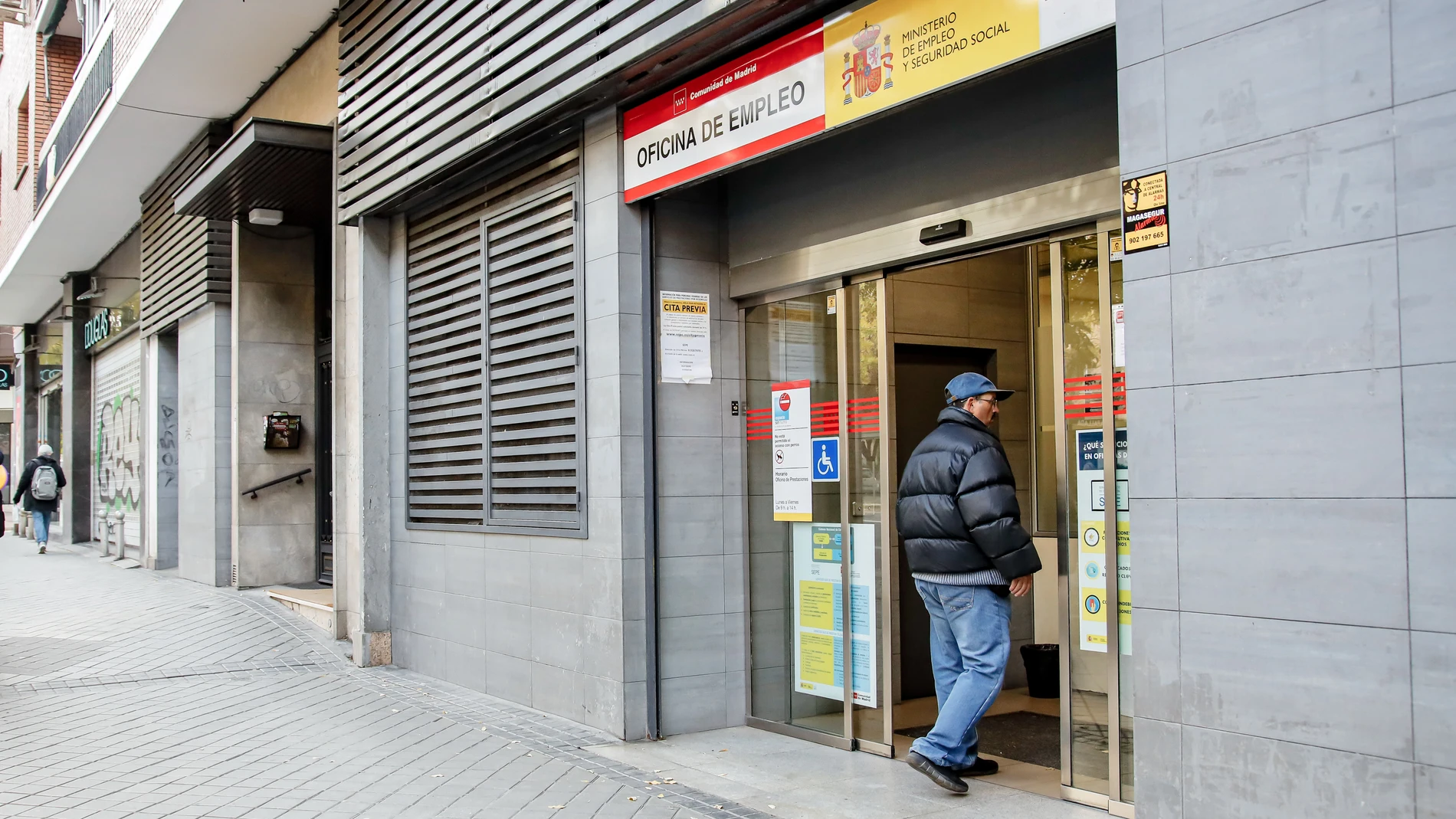Una persona entra a una oficina del SEPE en Madrid