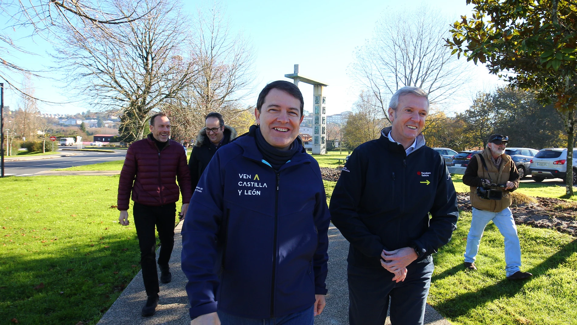 El presidente de la Junta de Castilla y León, Alfonso Fernández Mañueco (I), junto al presidente dela Xunta de Galicia, Alfonso Rueda (D), realizan un tramo de la etapa del Camino de Santiago que concluye en la Plaza del Obradoiro