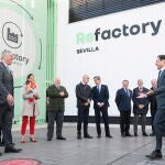GRAFAND5631. SEVILLA, 02/12/2022.- El presidente de la Junta de Andalucía, Juanma Moreno (d), saluda al director general de Renault España, José Vicente de los Mozos (i), en presencia de la ministra de Industria, Reyes Maroto (2i), el presidente del Parlamento andaluz, Jesús Aguirre(3i) y al alcalde de Sevilla, Antonio Muñoz (4i), entre otros, a su llegada a la factoría del grupo Renault, que ha inaugurado en Sevilla, donde se fabrican cajas de cambios, la Refactory, el primer proyecto de economía circular dedicado de forma integral a la movilidad que entre otras cosas, permitirá dar una segunda vida a los vehículos usados. EFE/ Raúl Caro.
