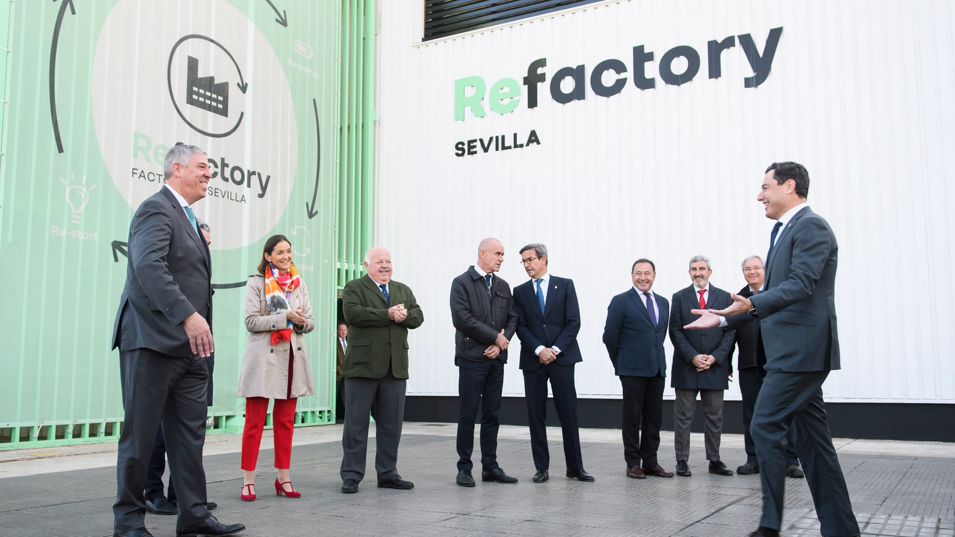 GRAFAND5631. SEVILLA, 02/12/2022.- El presidente de la Junta de Andalucía, Juanma Moreno (d), saluda al director general de Renault España, José Vicente de los Mozos (i), en presencia de la ministra de Industria, Reyes Maroto (2i), el presidente del Parlamento andaluz, Jesús Aguirre(3i) y al alcalde de Sevilla, Antonio Muñoz (4i), entre otros, a su llegada a la factoría del grupo Renault, que ha inaugurado en Sevilla, donde se fabrican cajas de cambios, la Refactory, el primer proyecto de economía circular dedicado de forma integral a la movilidad que entre otras cosas, permitirá dar una segunda vida a los vehículos usados. EFE/ Raúl Caro.