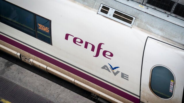 Un AVE de Renfe estacionado en una de las vías de la estación Puerta de Atocha-Almudena Grandes