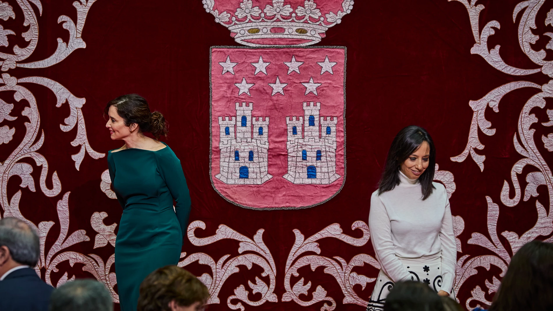 La presidenta de la Comunidad de Madrid, Isabel Díaz Ayuso junto a la delegada del Gobierno en Madrid, Mercedes González, al finalizar el acto institucional (6 de diciembre) en el patio central de la Real Casa de Correos en Madrid este viernes