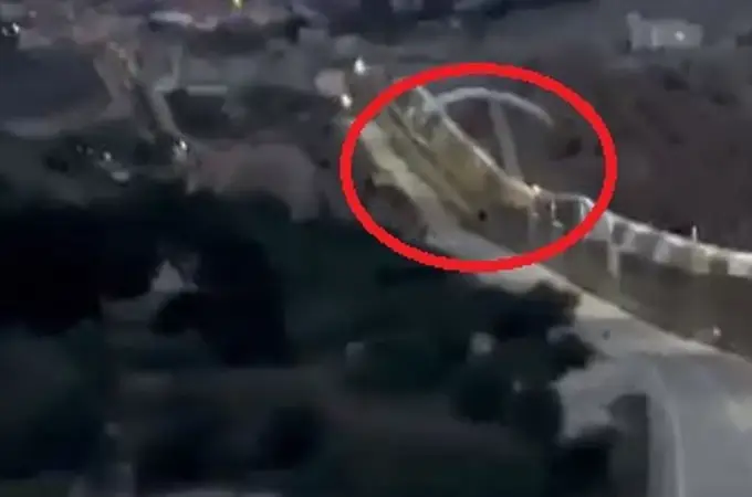 Un inmigrante cruza la valla de Melilla volando en parapente