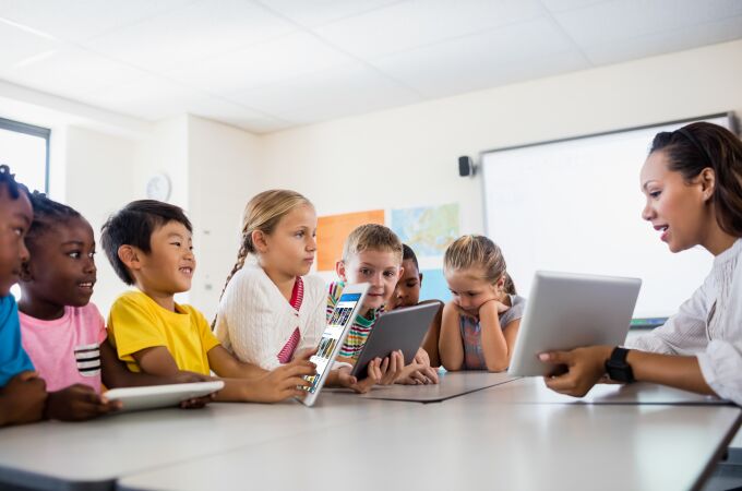 ODILO, ofrece más de 3,9 millones de títulos -el catálogo educativo digital más grande del mundo- en 43 idiomas diferentes. Con ellos, el docente puede guiar al alumno en su educación de una forma más personalizada.